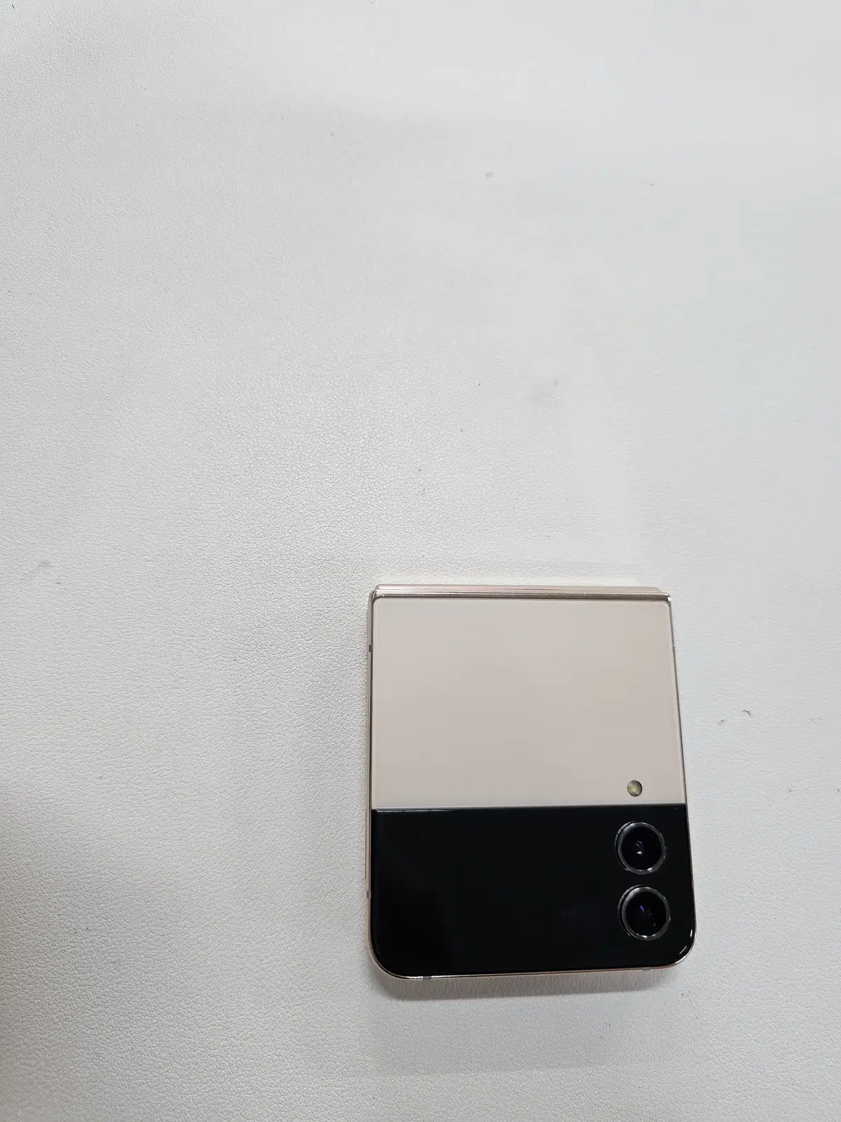 Galaxy Z Flip 4 Gold 512GB, no burn-in, fully functional unlocked device