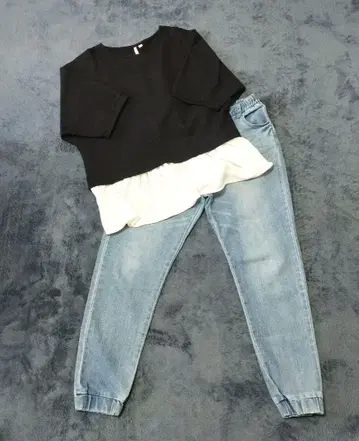 블랙 화이트 레이어드 상의와 데님 팬츠 세트 2점