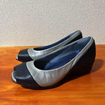 새상품급 핏핏 펌프스 실버 네이비 21.5cm