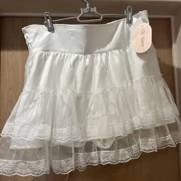 화이트 프릴 파니에 숏 팬츠 포함 4L