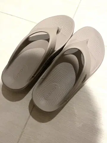 미사용 새상품 Oofos 그레이 플립플랍 샌들 25cm