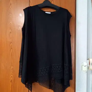 블랙 레이스 밑단 슬리브리스 튜닉