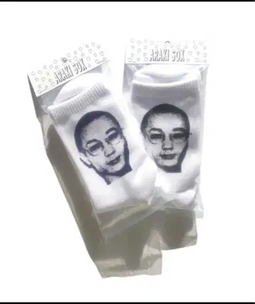ARAKI 얼굴 프린트 삭스 블랙