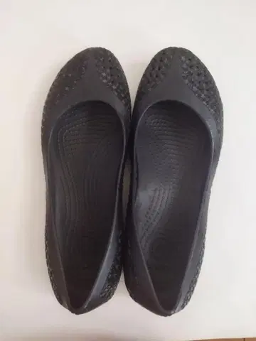 Crocs 블랙 플랫 슈즈