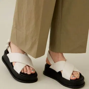 CITY 신세틱 가죽 크로스 샌들