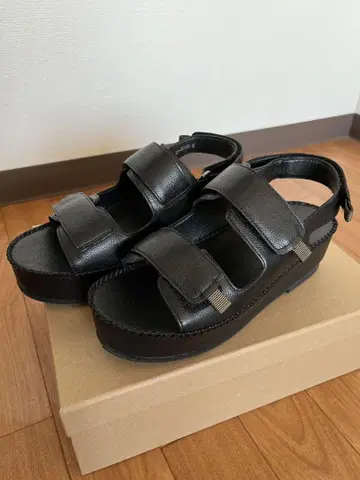 블랙 벨트 웨지솔 샌들