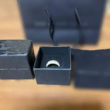 마크제이콥스 로고 세라믹 반지