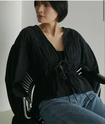 새상품급 anuke Vneck Lace Blouse 블랙