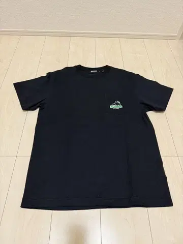 XLARGE 블랙 티셔츠 포켓 부착