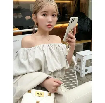 Darich 오프숄더 볼륨 프릴 상의 아이보리 완판템