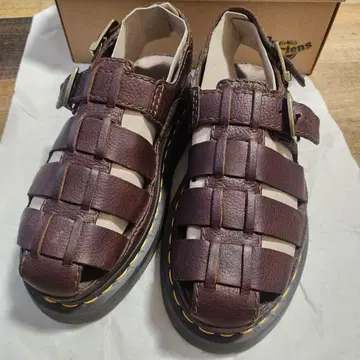 Dr. Martens 브라운 샌들