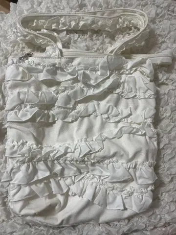 화이트 프릴 숄더백 밴드 포함
