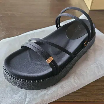 블랙 스트랩 샌들 통굽