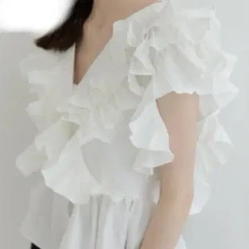 프릴이 달린 화이트 V 넥 셔츠 볼륨 슬리브 새상품 화이트 블라우스