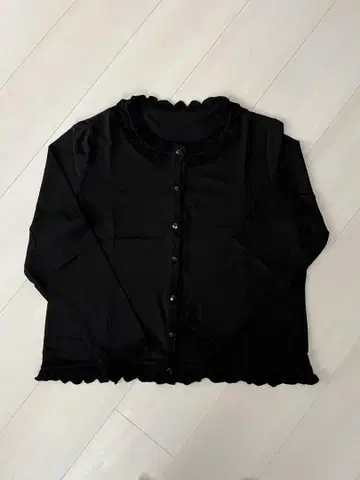 레리안 프릴이 달린 블랙 긴팔 가디건