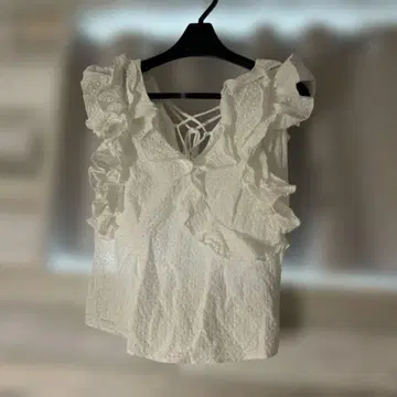 snidel 새상품과 동일한 화이트 프릴 V넥 상의