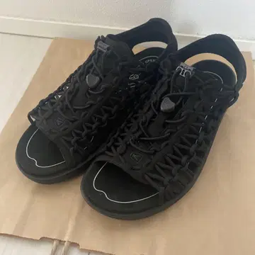 KEEN UNEEK 샌들