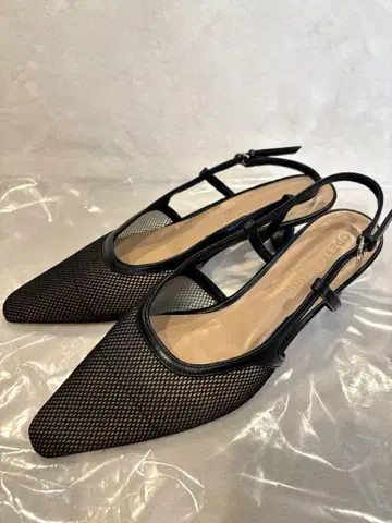 ODETTE E ODILE 시어 스퀘어 백 벨트 펌프스 22.5cm