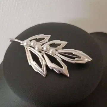 MIKIMOTO 진주 장식 잎 모양 브로치, 부속물 없음