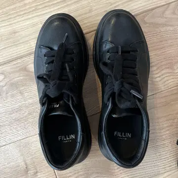 FILLIN 블랙 스니커즈