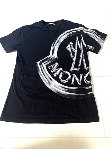 MONCLER 로고 프린트 반팔 티셔츠 블랙