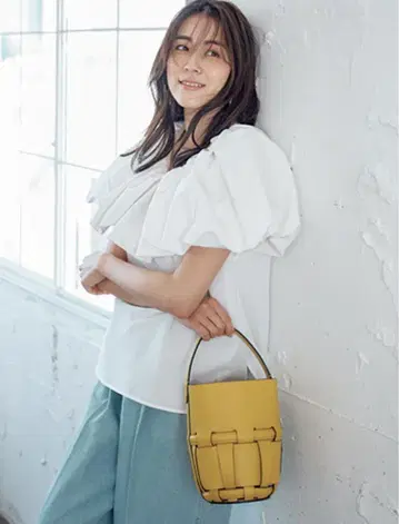 HREE SQUARE 휘핑 카라 블라우스