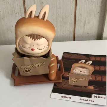 팝 마트 러브 브레드 백 피규어
