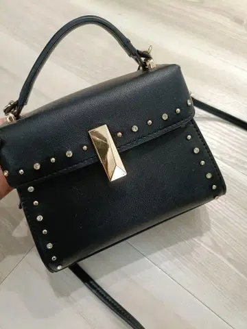 스터드 장식 블랙 숄더백