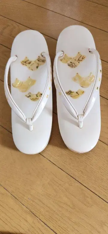 화이트 꽃무늬 조리 웨지솔