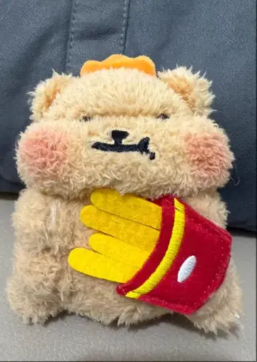 감자 튀김을 든 곰 봉제 인형