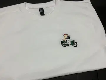 슈퍼 커브를 타는 치와와의 원포인트 자수 T셔츠