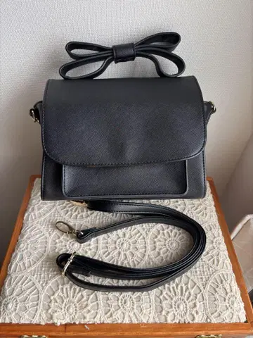 리본 포함 블랙 숄더백