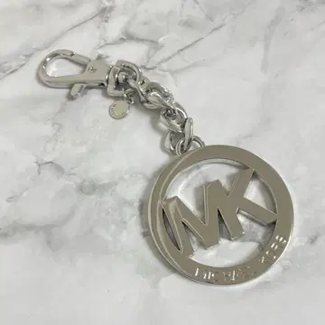 마이클코어스 로고 키링 키링 참 실버