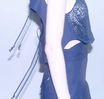 코딩 자수 디테일 코튼 베스트