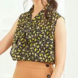 나라 까미체 레몬 패턴 슬리브리스 블라우스