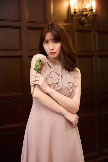 모던 클래식 소매 없는 드레스 herlipto
