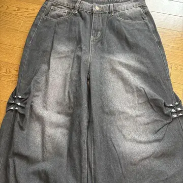 다크 그레이 와이드 팬츠 버튼 포함