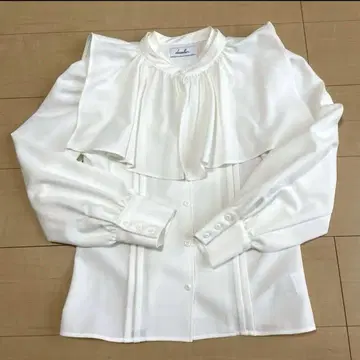 [ 새상품급 ] dazzlin 케이프 칼라 핀턱 블라우스