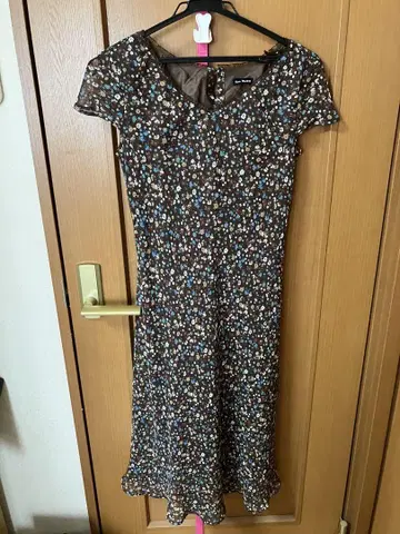 꽃무늬 반팔 무릎 아래 원피스 브라운