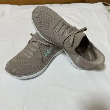 스케쳐스 핸즈프리 슬립 인즈 새미츠 뉴 데일리