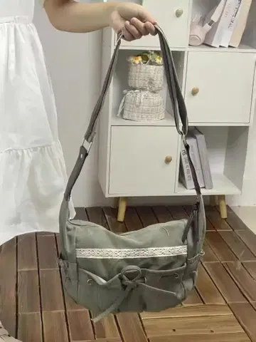 그레이 숄더백 전면 포켓 부착