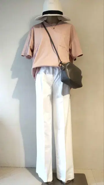 C6101 뉴앙스 T셔츠 x 화이트 팬츠 코디