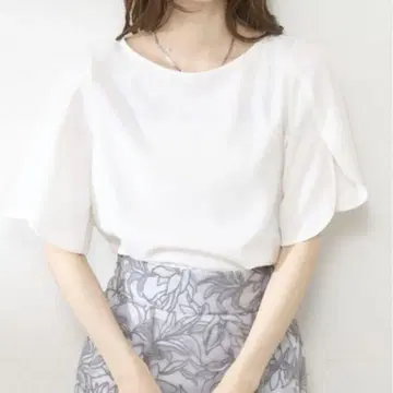 내추럴 꾸뛰르 BACK 펄 하치와레 슬리브 TOPS 화이트 새상품급