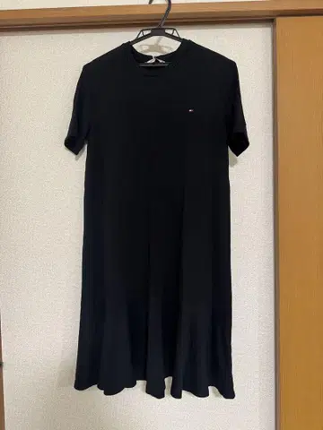 타미힐피거 블랙 반팔 원피스