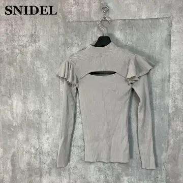 SNIDEL 데콜테 오픈 프릴 니트탑