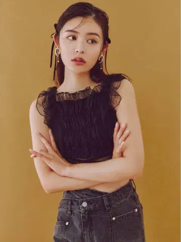SNIDEL 숏 기장 프릴 블라우스
