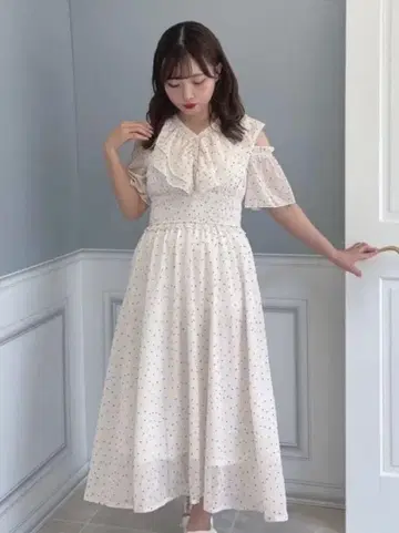 evelyn 어깨가 파인 프릴 OP 도트 원피스 화이트