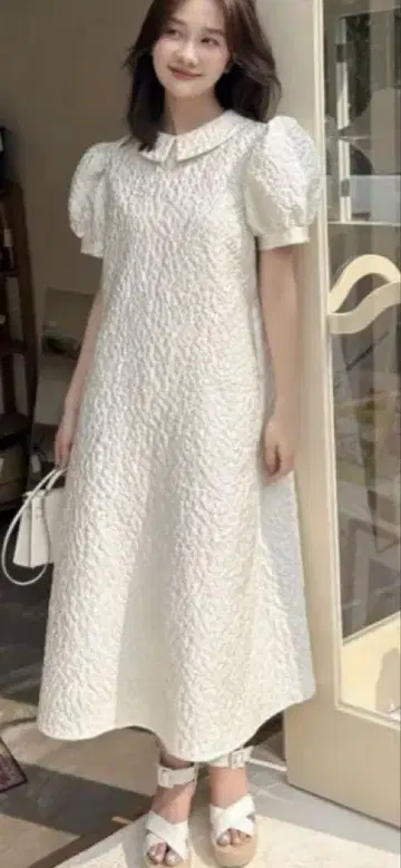 벌스데이 바쉬 화이트 카라 부착 퍼프 슬리브 원피스