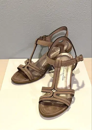 긴자 카네마츠 T스트랩 샌들 미디 힐 베이지 22cm