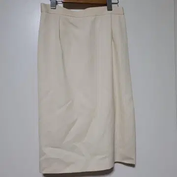 크림색 타이트 스커트